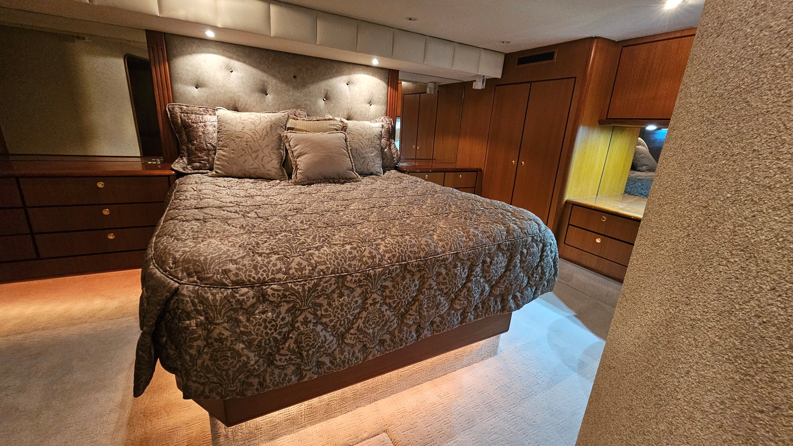 2000 Ocean Yachts 70 SUPER SPORT 37