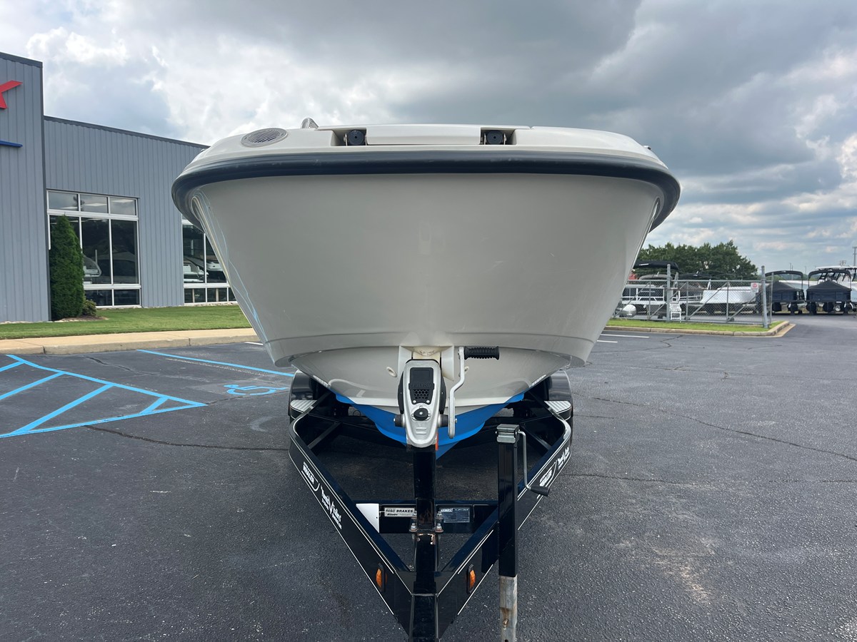 2013 Boston Whaler 230 VANTAGE 3