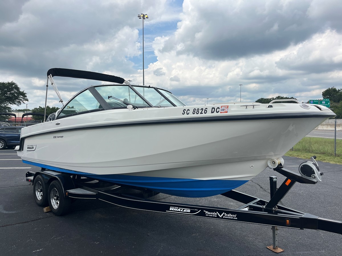 2013 Boston Whaler 230 VANTAGE 4