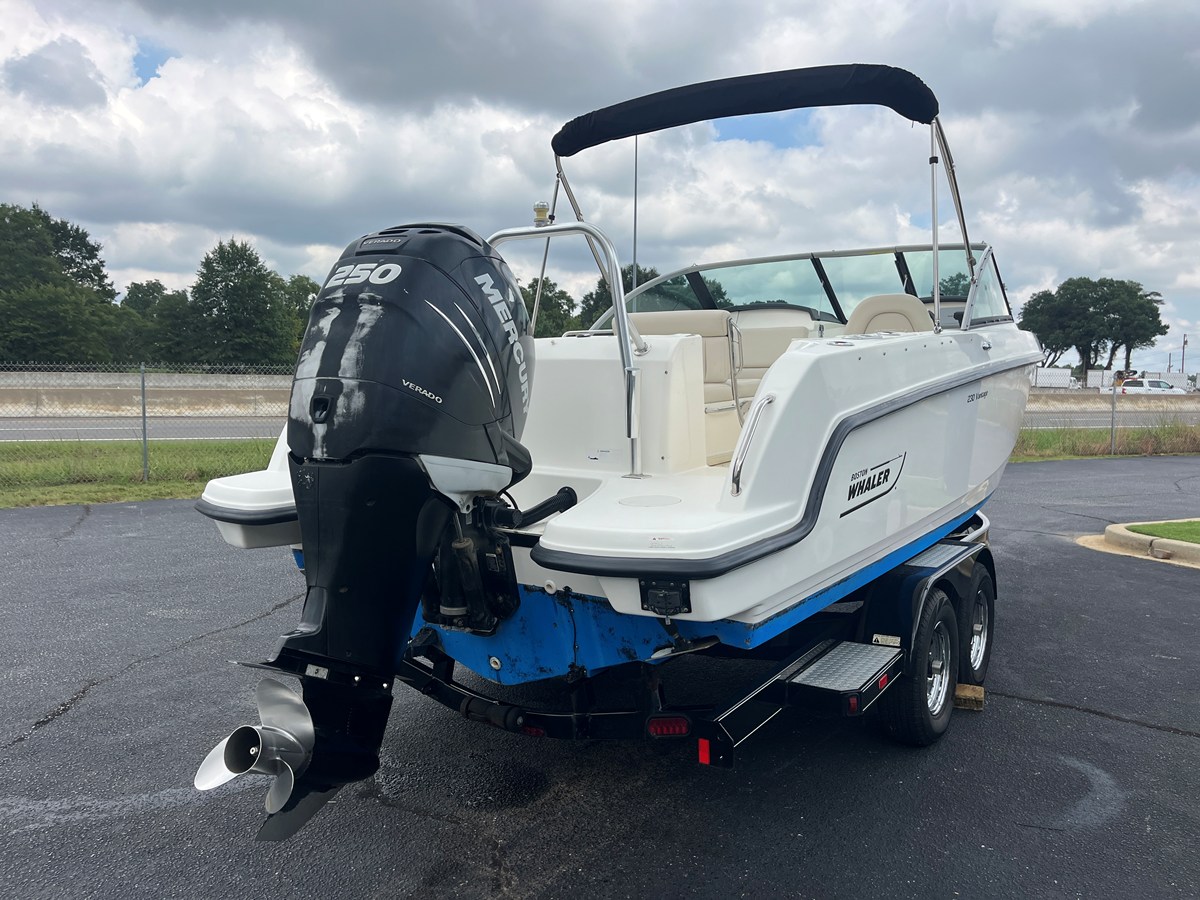2013 Boston Whaler 230 VANTAGE 6