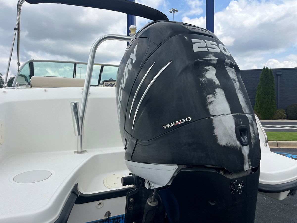 2013 Boston Whaler 230 VANTAGE 8