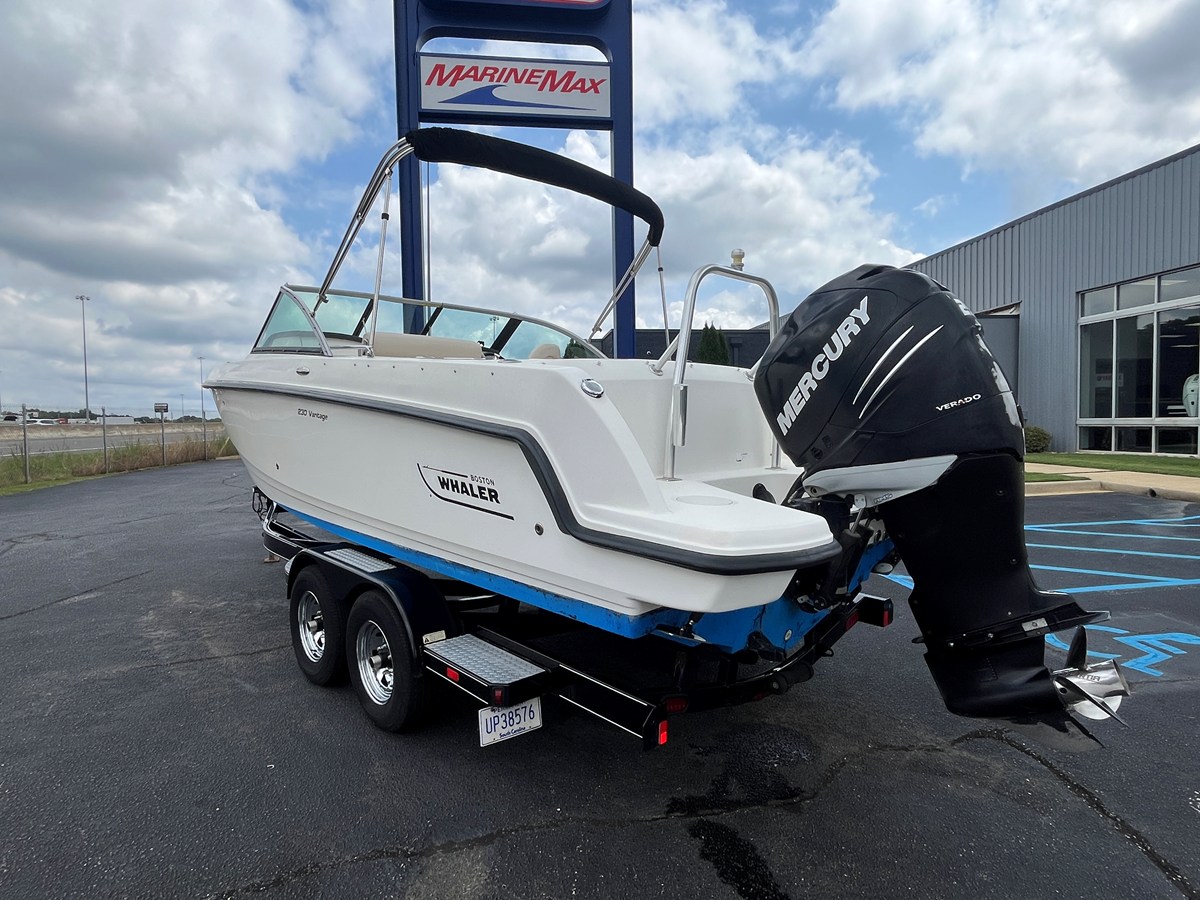 2013 Boston Whaler 230 VANTAGE 10