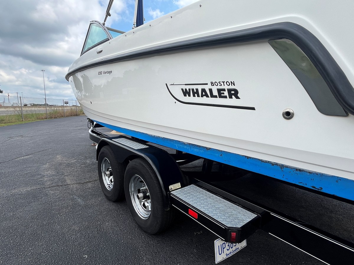 2013 Boston Whaler 230 VANTAGE 11