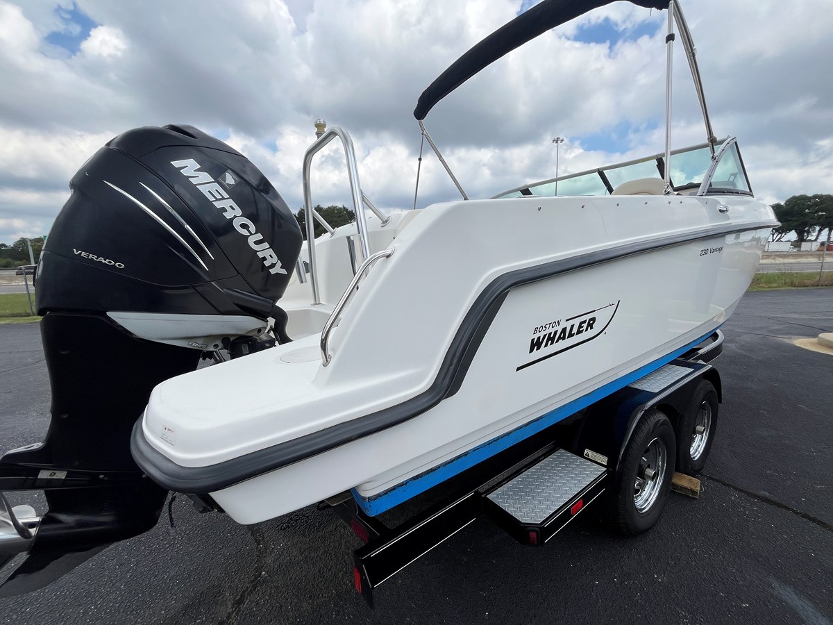 2013 Boston Whaler 230 VANTAGE 12