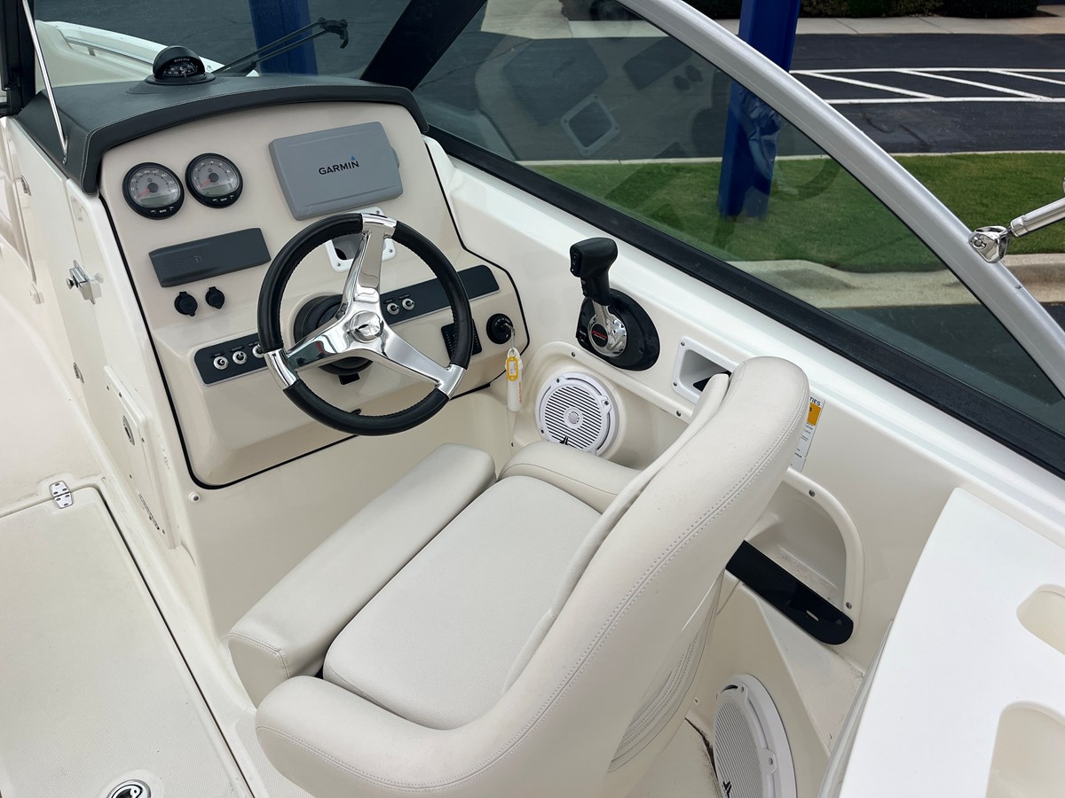 2013 Boston Whaler 230 VANTAGE 13