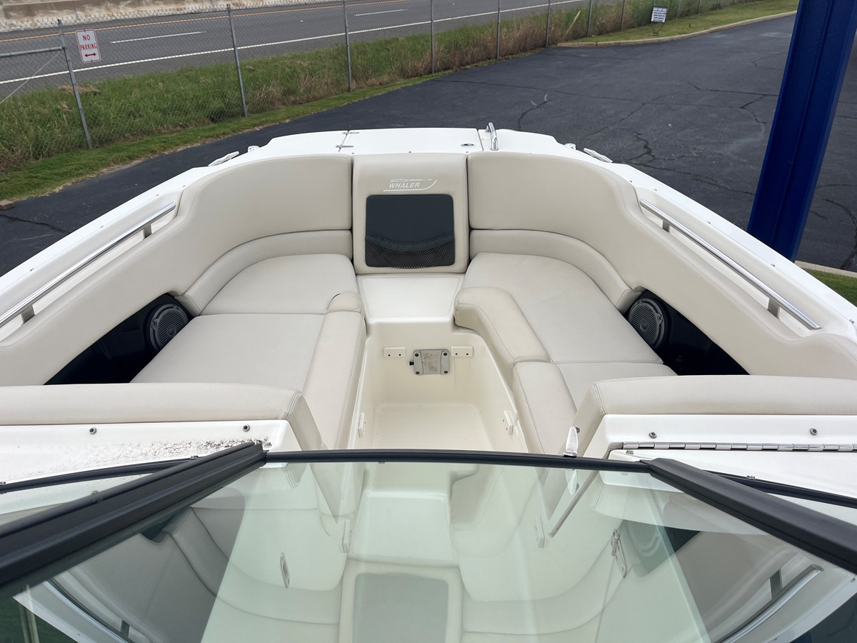 2013 Boston Whaler 230 VANTAGE 15