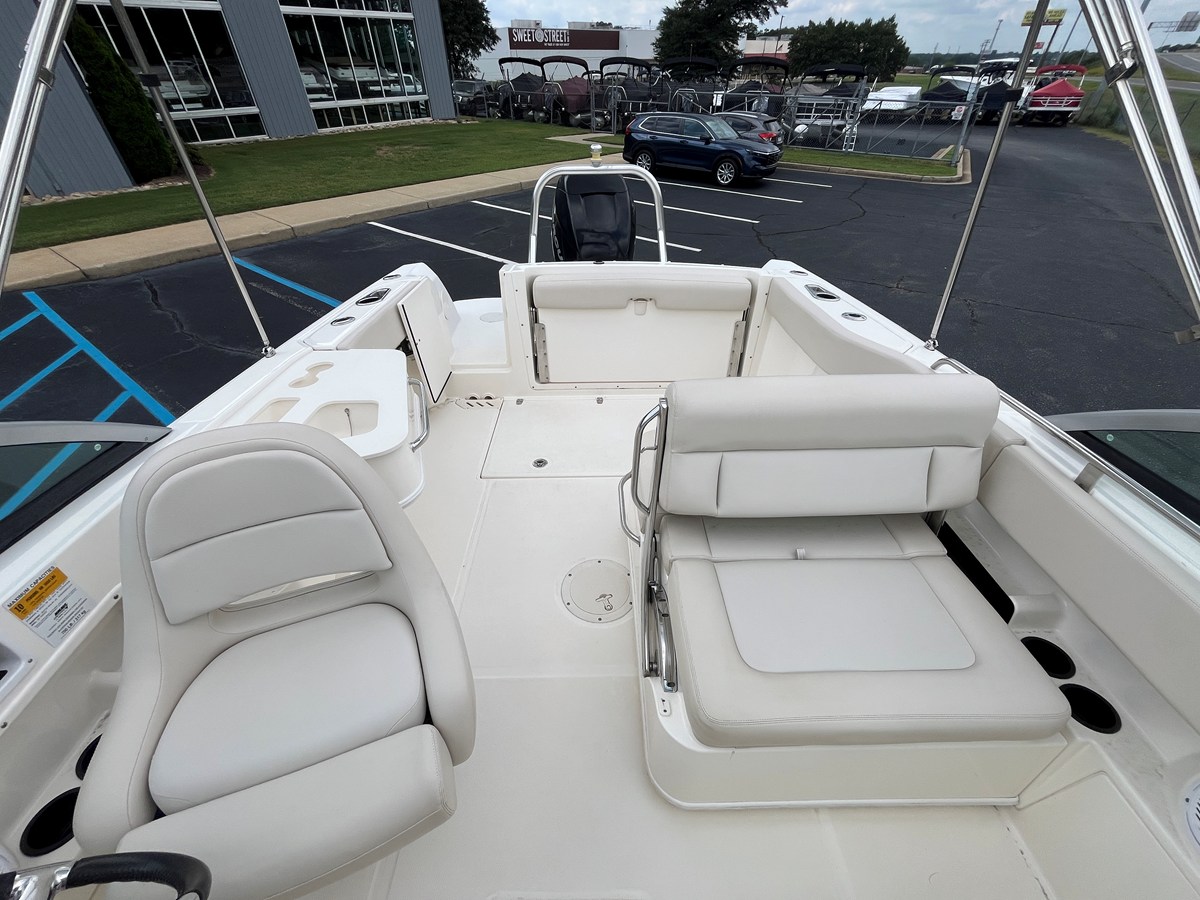 2013 Boston Whaler 230 VANTAGE 16