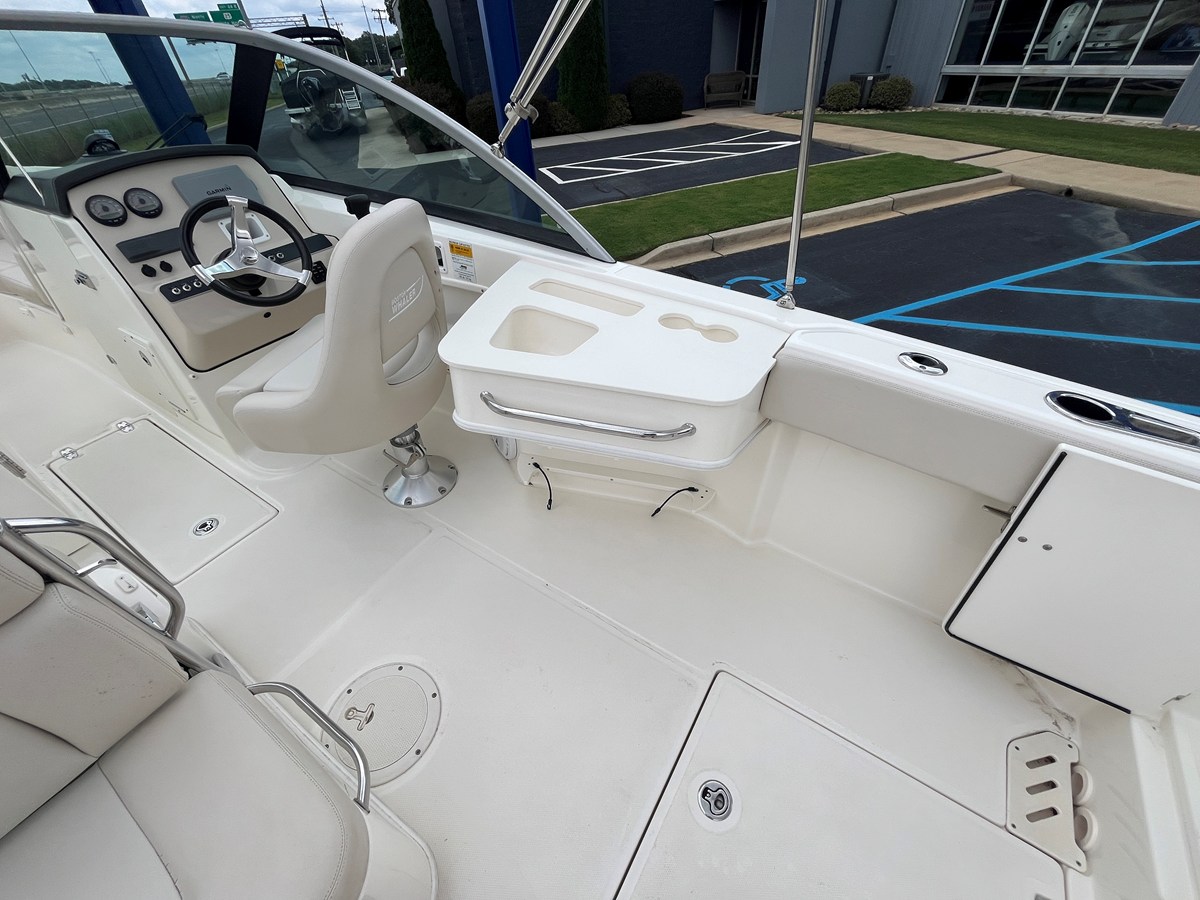 2013 Boston Whaler 230 VANTAGE 17