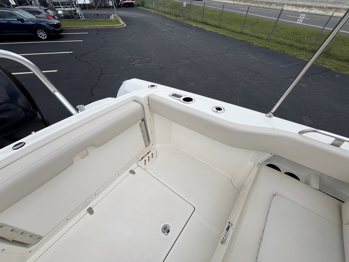 2013 Boston Whaler 230 VANTAGE 19