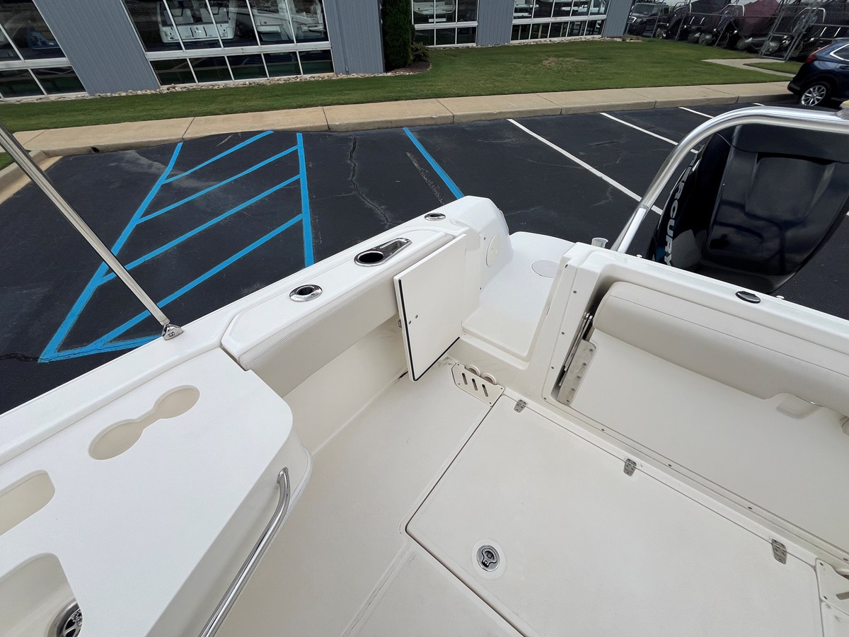 2013 Boston Whaler 230 VANTAGE 20