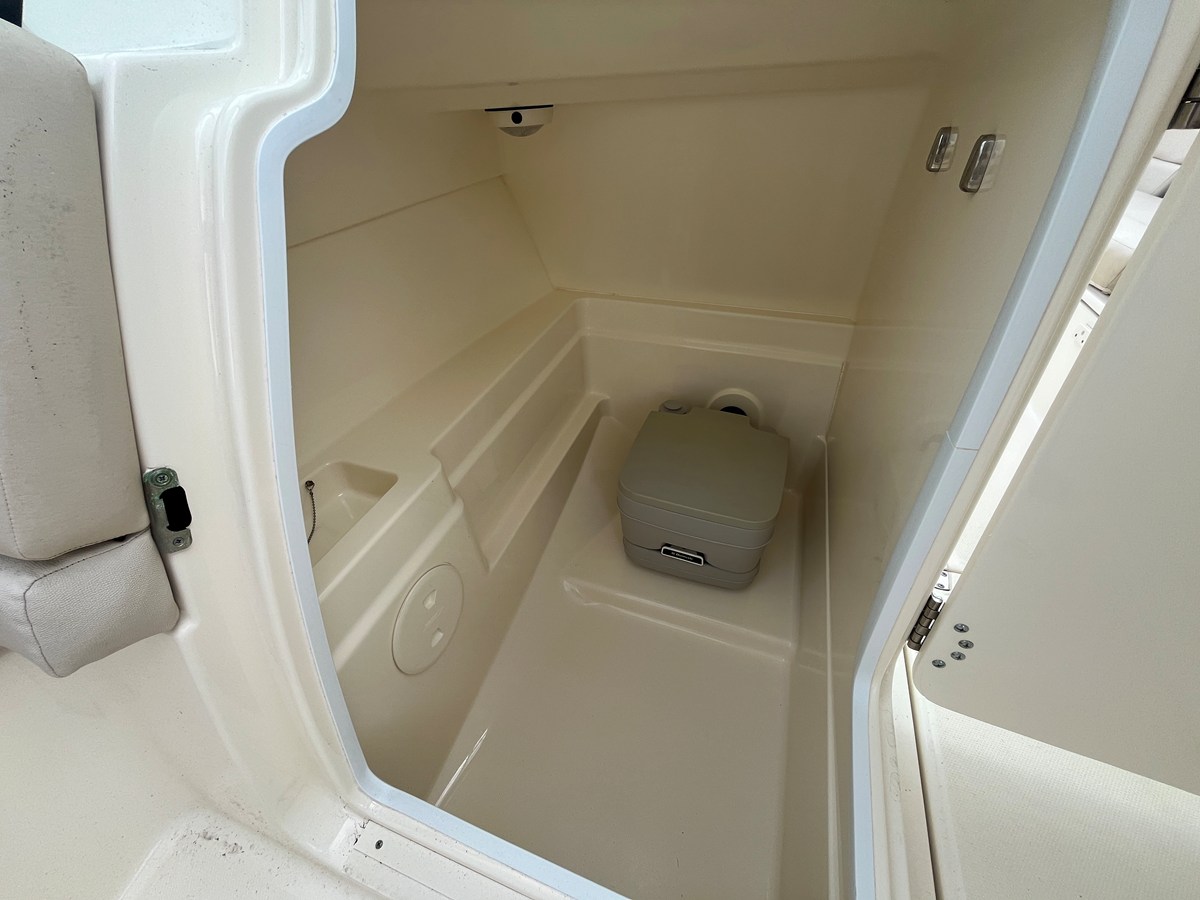 2013 Boston Whaler 230 VANTAGE 22