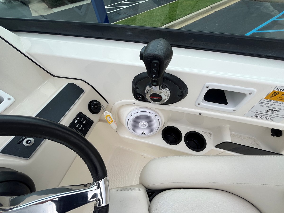 2013 Boston Whaler 230 VANTAGE 24