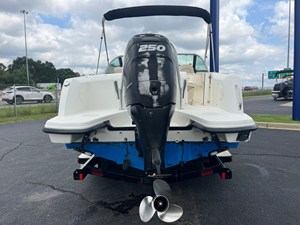 2013 Boston Whaler 230 VANTAGE 7
