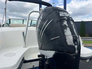 2013 Boston Whaler 230 VANTAGE 8