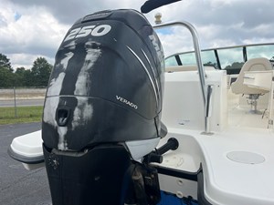 2013 Boston Whaler 230 VANTAGE 9