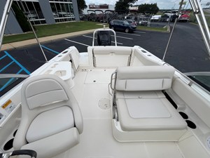 2013 Boston Whaler 230 VANTAGE 16