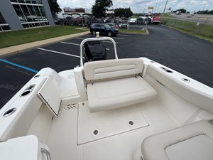 2013 Boston Whaler 230 VANTAGE 21