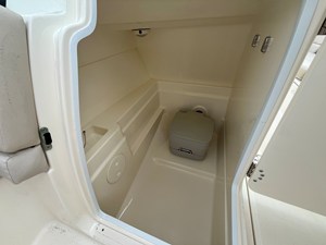 2013 Boston Whaler 230 VANTAGE 22
