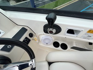 2013 Boston Whaler 230 VANTAGE 23