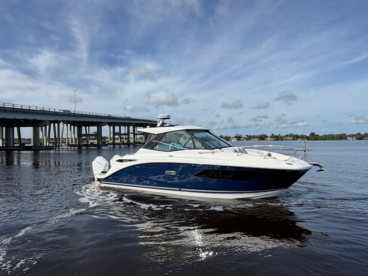 2027 Sea Ray Sundancer 320 Outboard 3