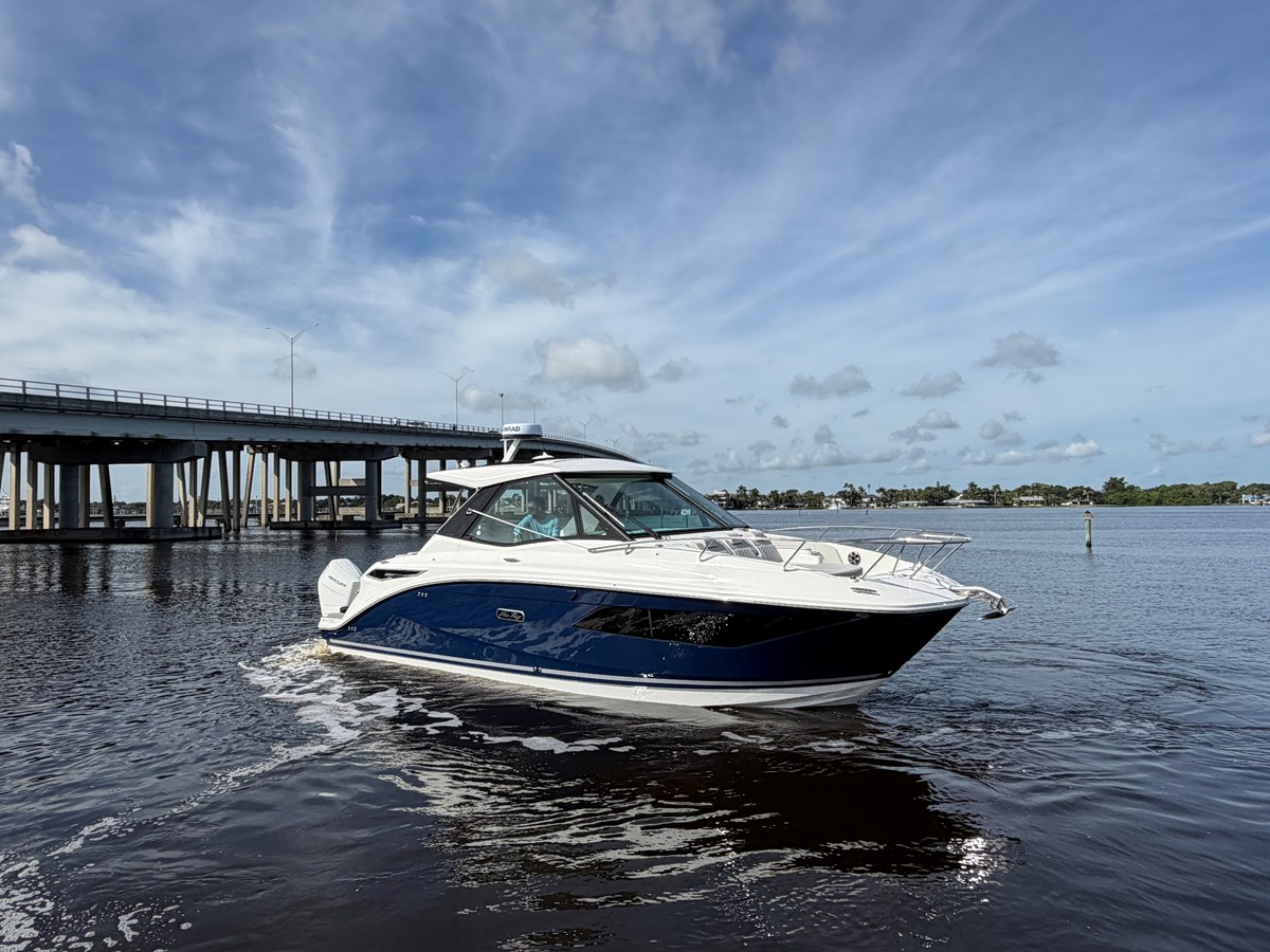 2027 Sea Ray Sundancer 320 Outboard 4