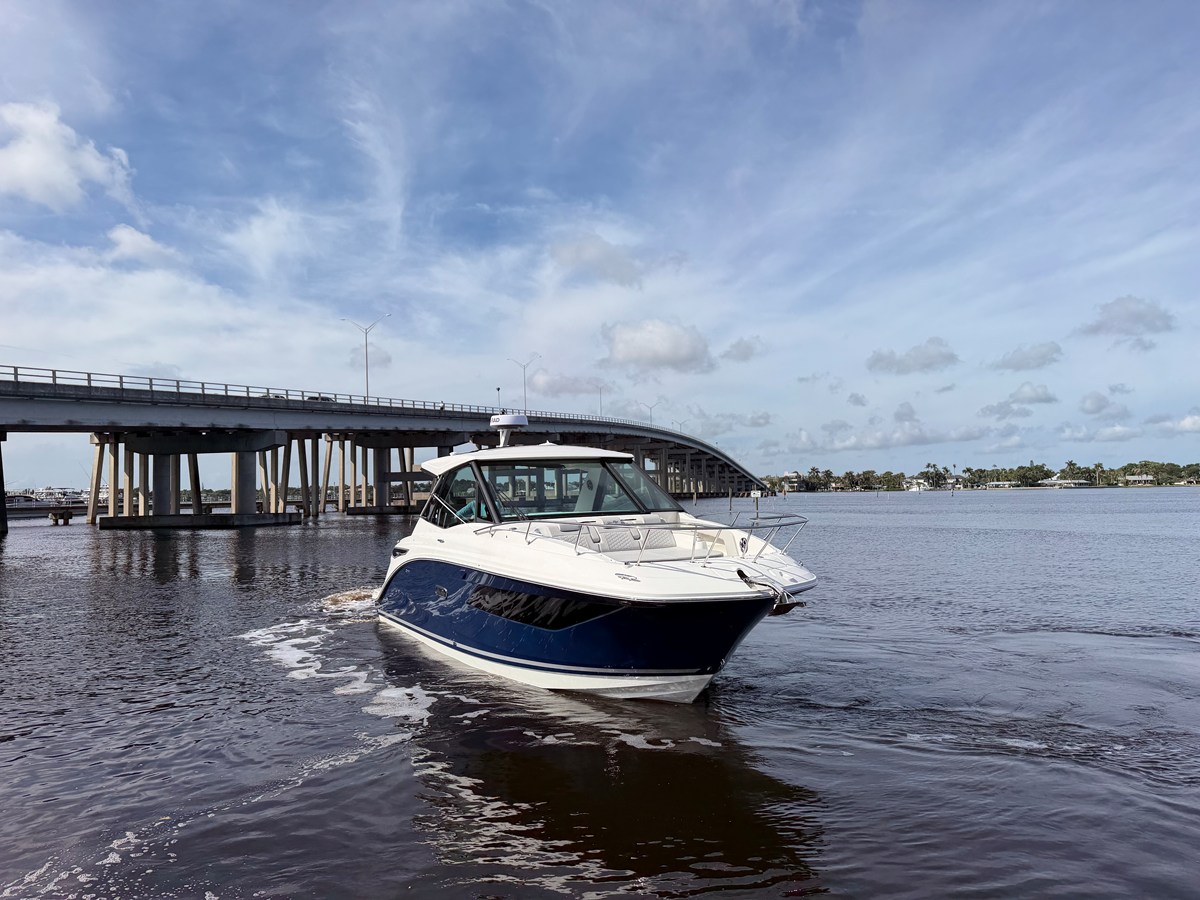 2027 Sea Ray Sundancer 320 Outboard 5