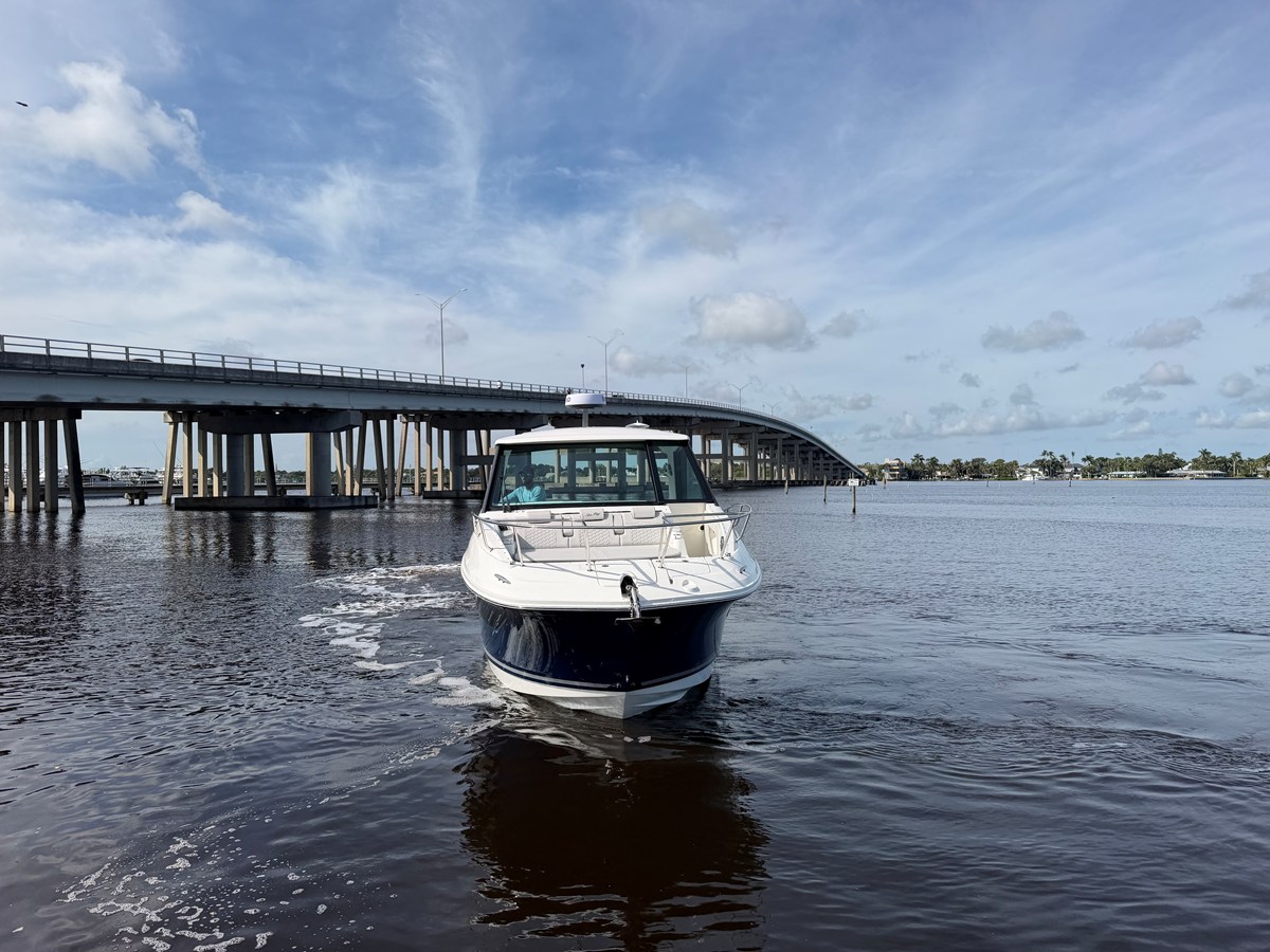 2027 Sea Ray Sundancer 320 Outboard 6