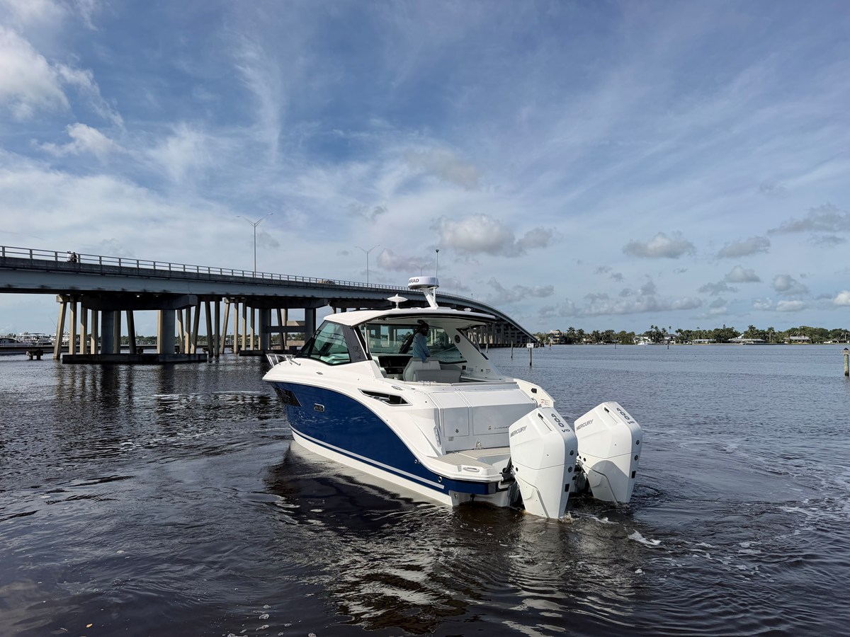 2027 Sea Ray Sundancer 320 Outboard 9