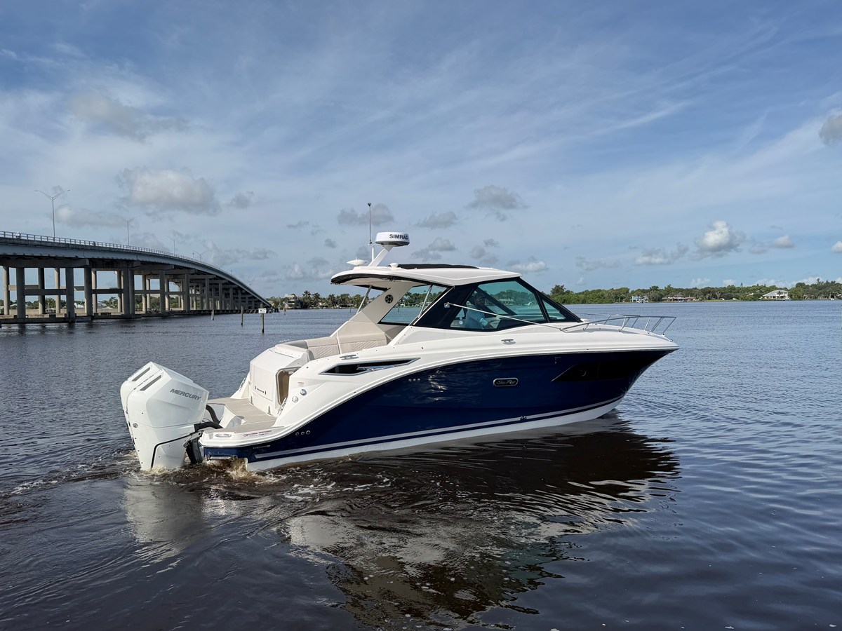 2027 Sea Ray Sundancer 320 Outboard 11