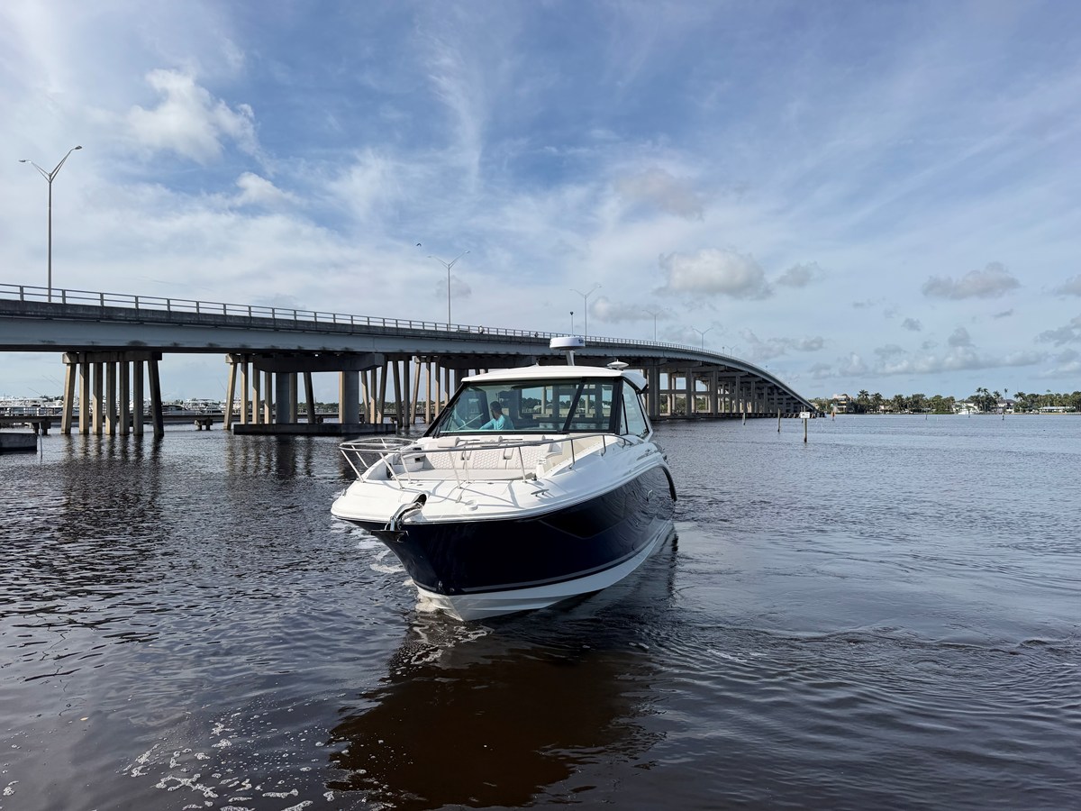 2027 Sea Ray Sundancer 320 Outboard 12