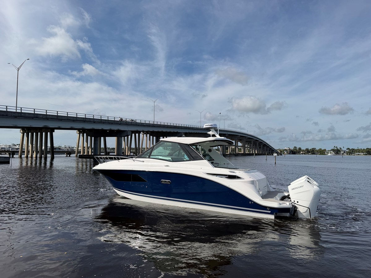 2027 Sea Ray Sundancer 320 Outboard 17