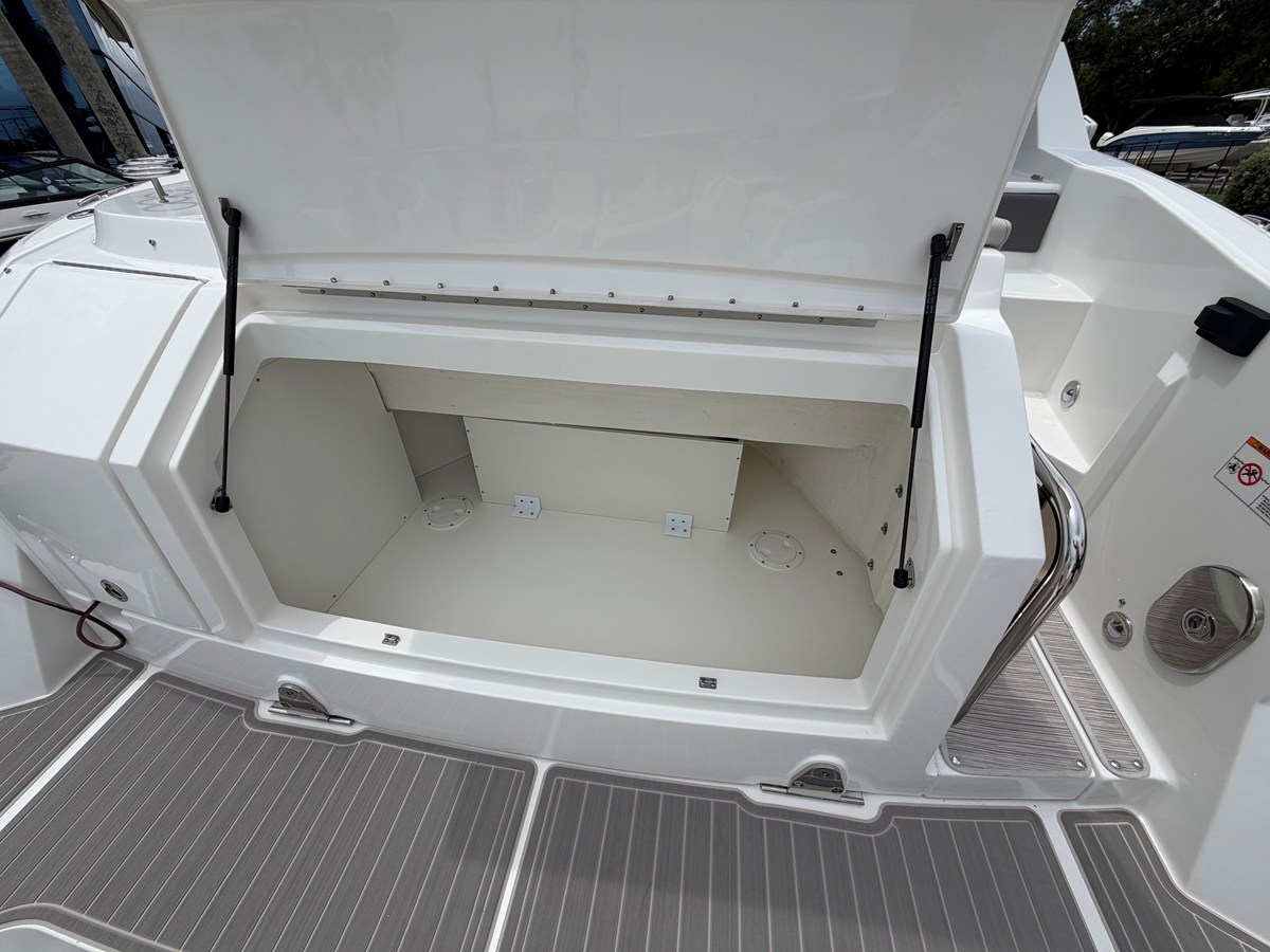 2027 Sea Ray Sundancer 320 Outboard 24