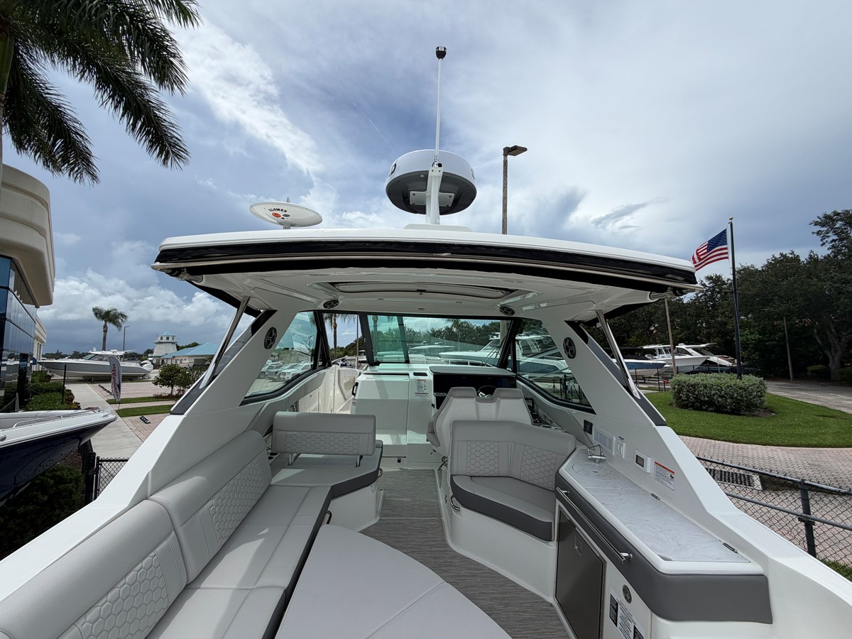 2027 Sea Ray Sundancer 320 Outboard 27