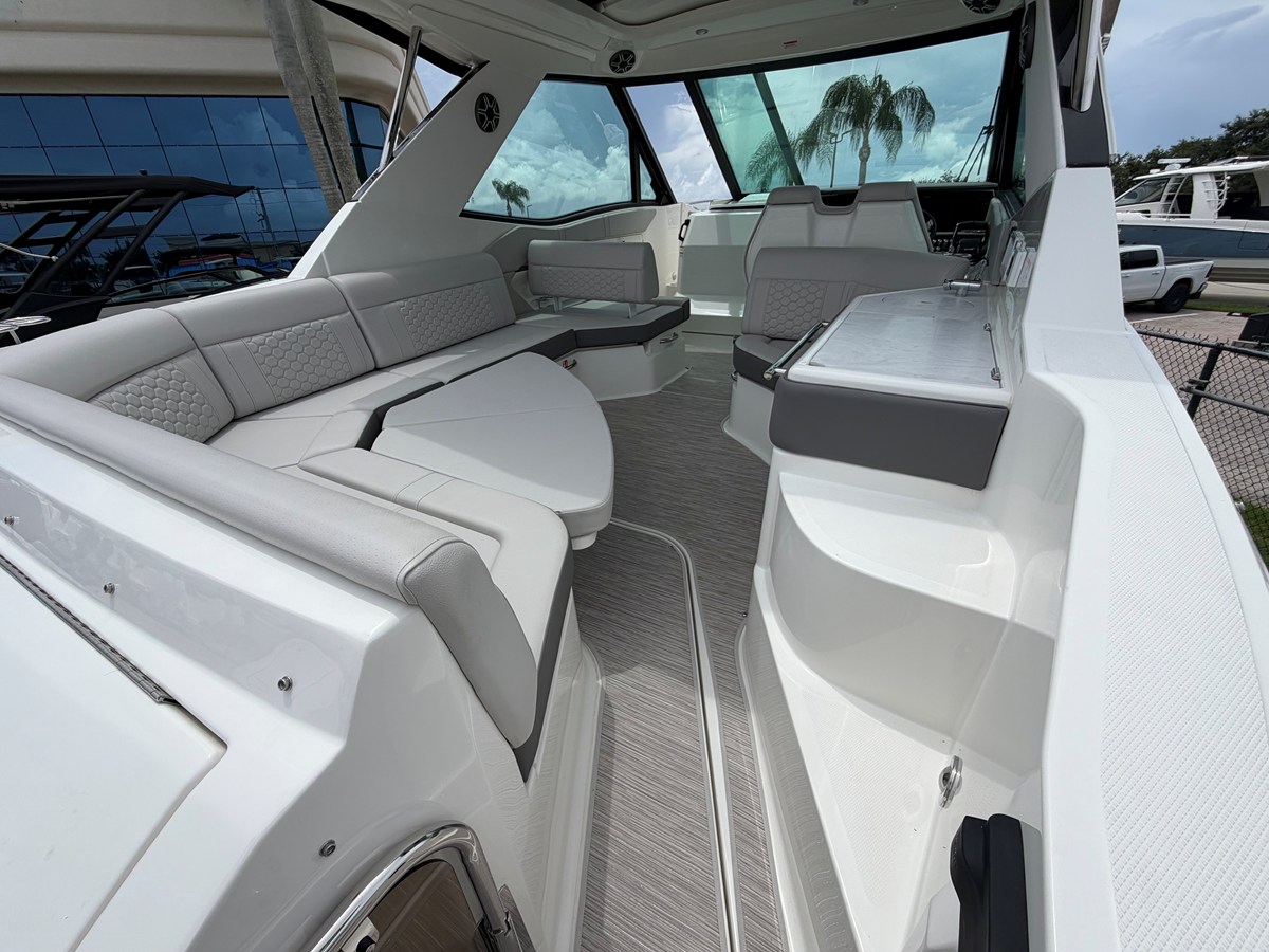 2027 Sea Ray Sundancer 320 Outboard 28