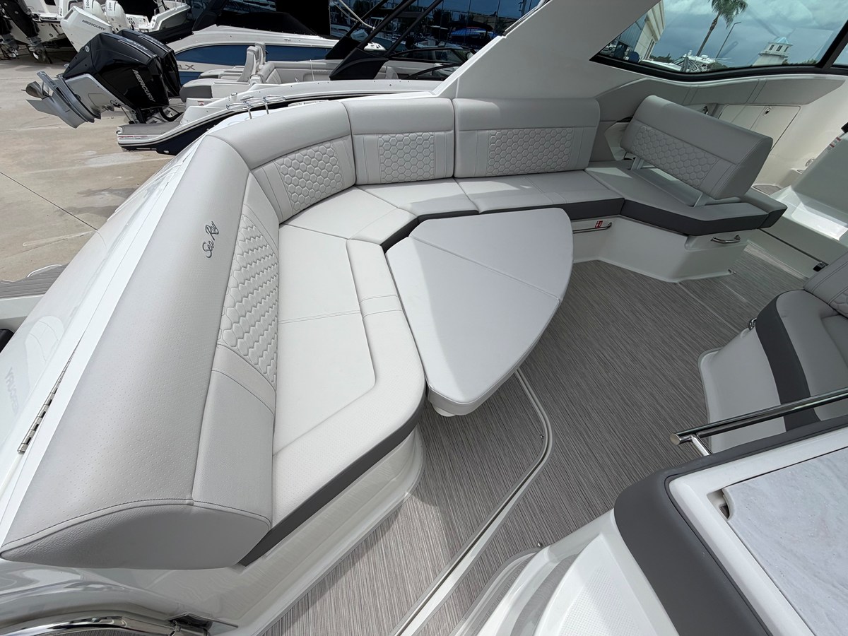 2027 Sea Ray Sundancer 320 Outboard 29