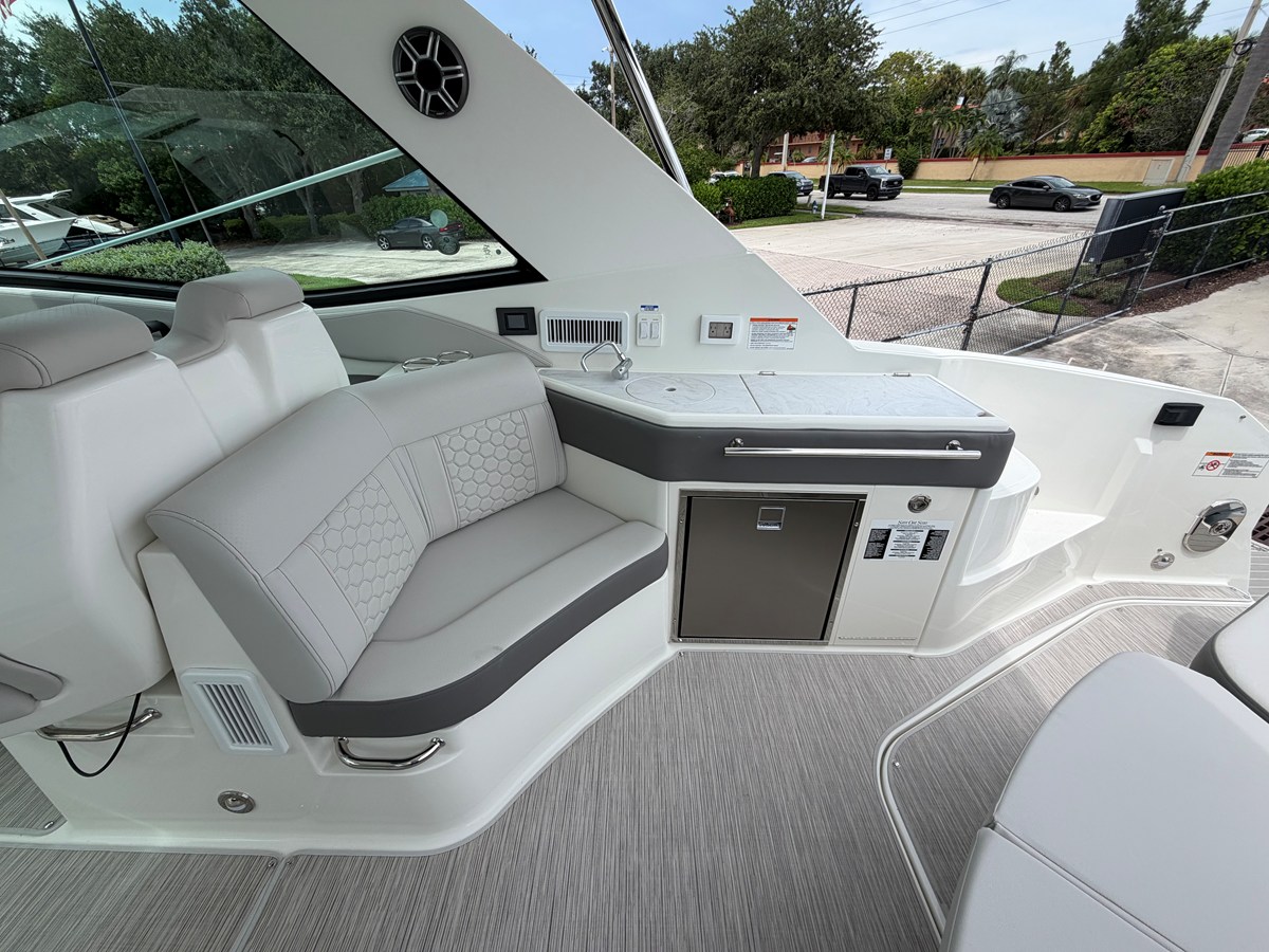 2027 Sea Ray Sundancer 320 Outboard 30