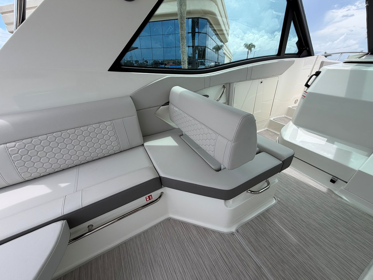 2027 Sea Ray Sundancer 320 Outboard 32