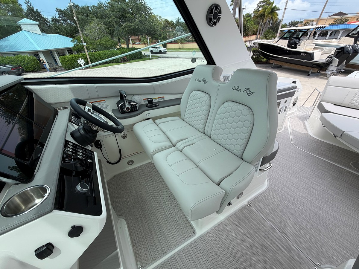 2027 Sea Ray Sundancer 320 Outboard 34