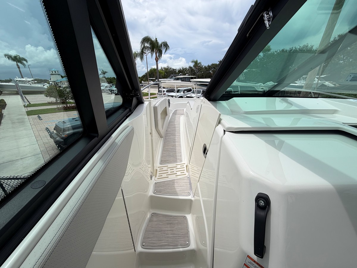 2027 Sea Ray Sundancer 320 Outboard 41