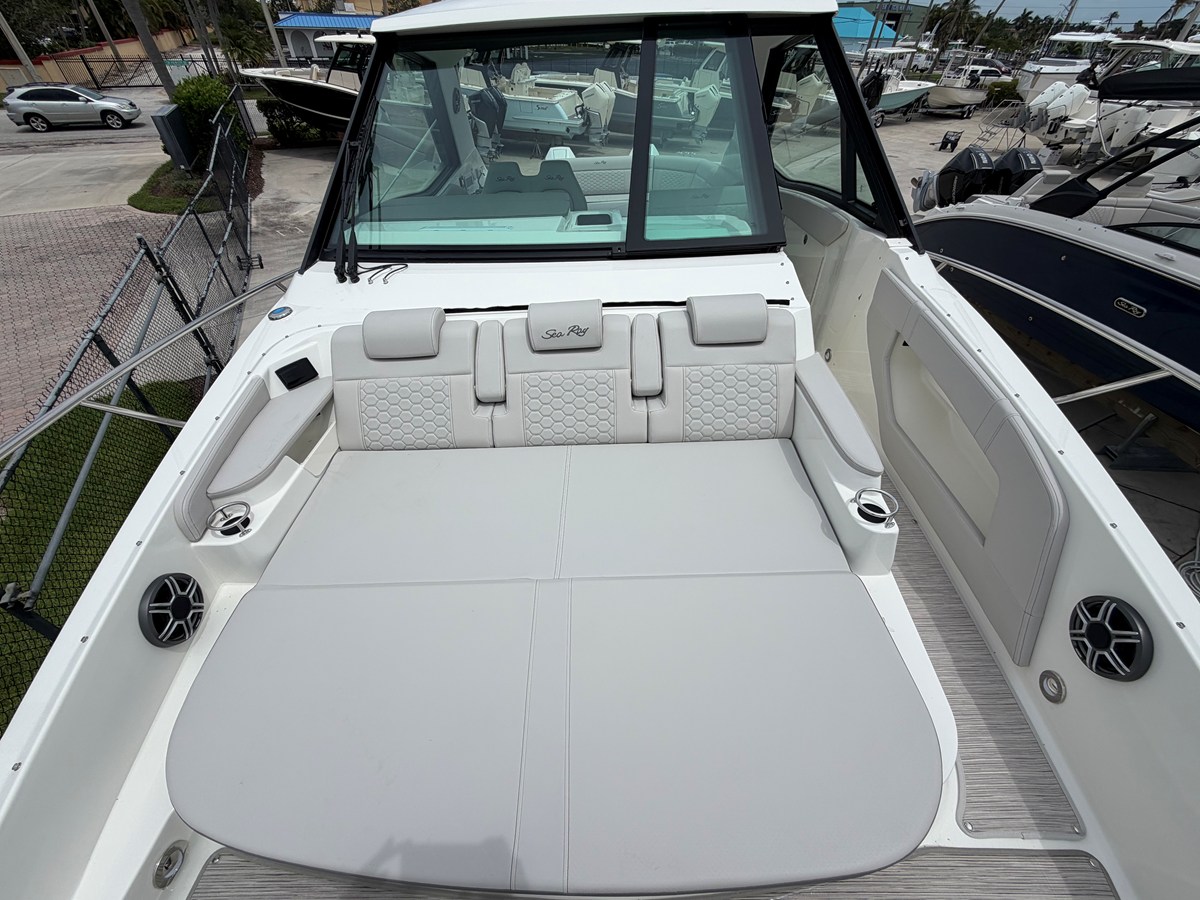 2027 Sea Ray Sundancer 320 Outboard 44