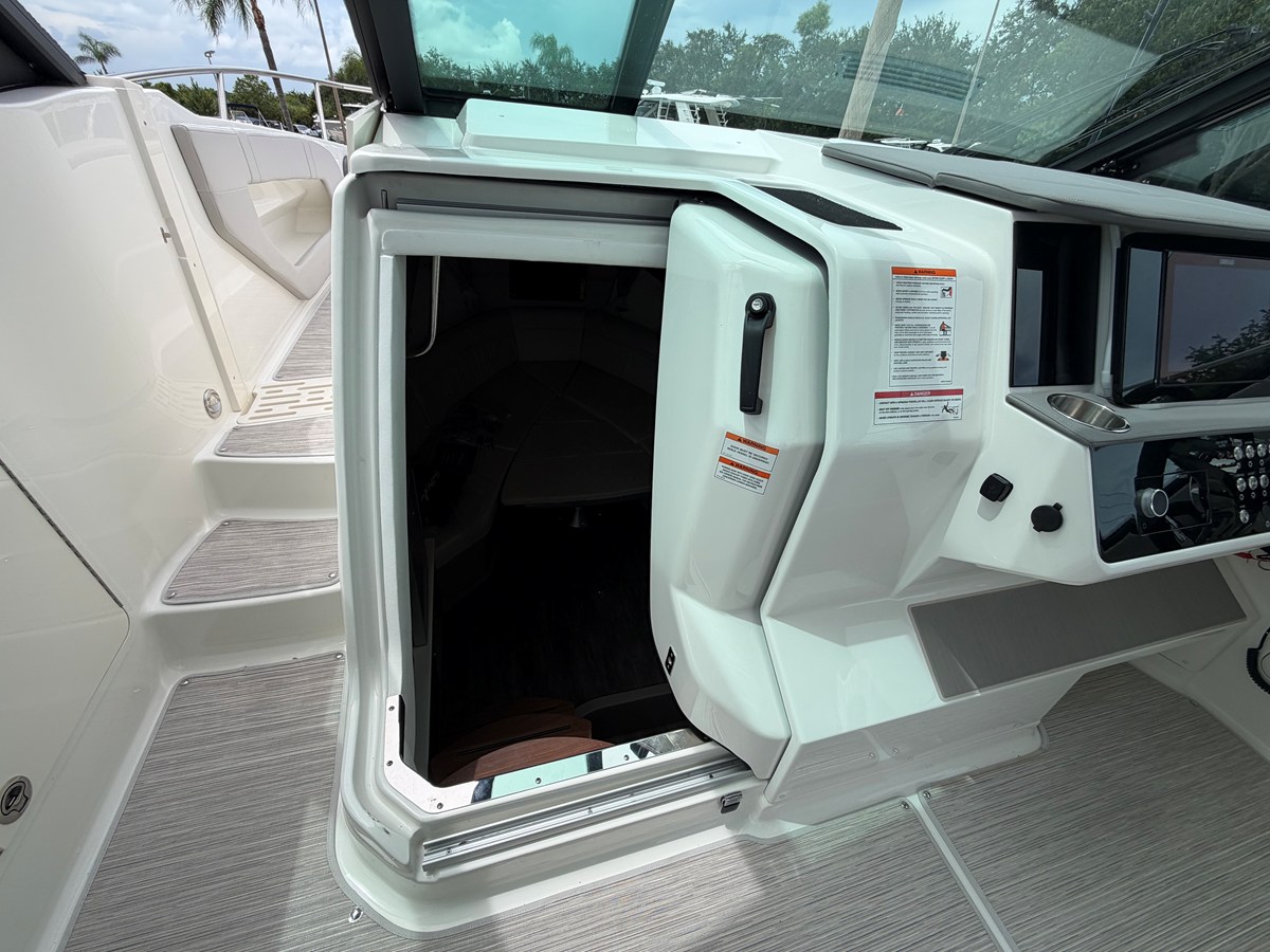 2027 Sea Ray Sundancer 320 Outboard 46