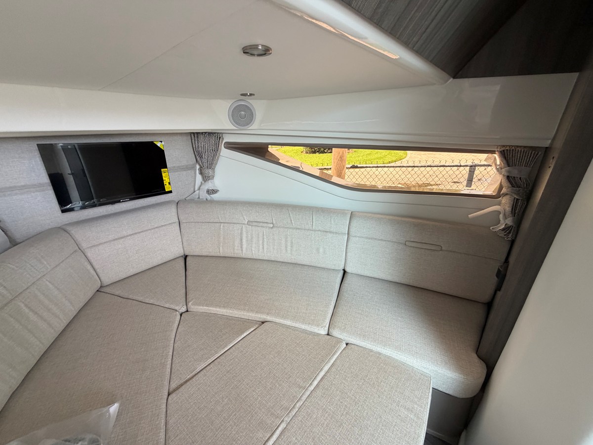 2027 Sea Ray Sundancer 320 Outboard 49