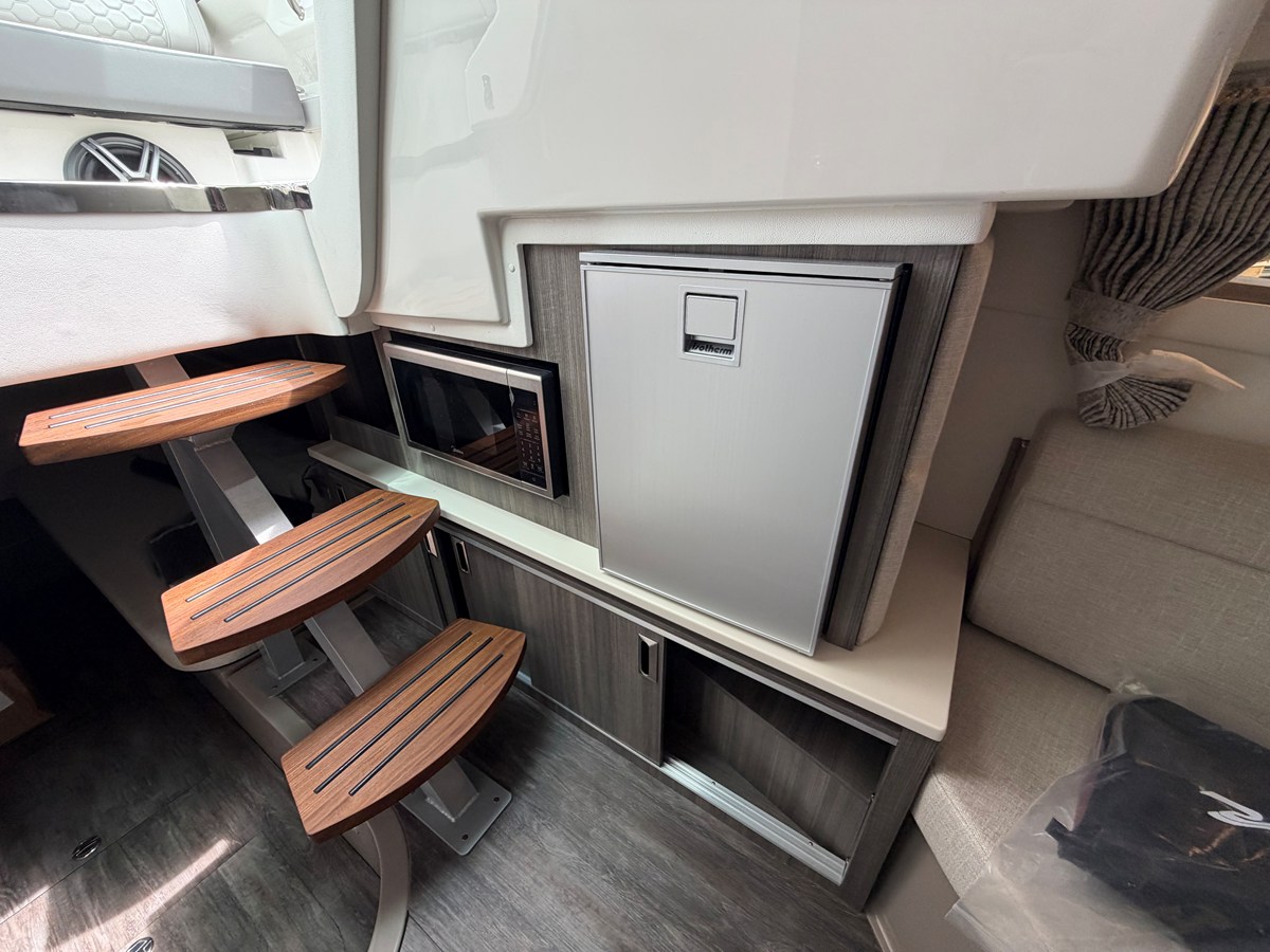 2027 Sea Ray Sundancer 320 Outboard 51