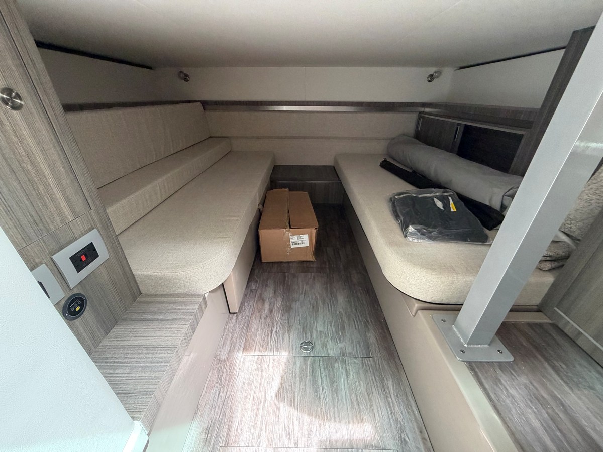 2027 Sea Ray Sundancer 320 Outboard 52
