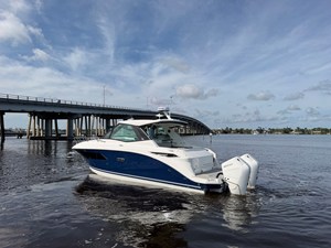 2027 Sea Ray Sundancer 320 Outboard 7