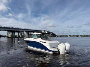 2027 Sea Ray Sundancer 320 Outboard 8