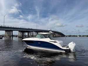 2027 Sea Ray Sundancer 320 Outboard 17