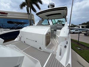 2027 Sea Ray Sundancer 320 Outboard 22