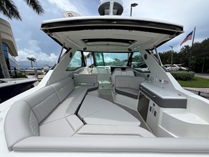 2027 Sea Ray Sundancer 320 Outboard 26