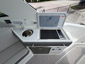 2027 Sea Ray Sundancer 320 Outboard 31
